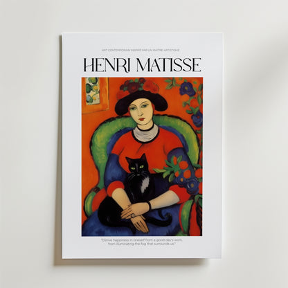 La Femme au Chat Matisse Poster från Bozetto har en livfull målning av en kvinna i röd klänning och hatt med en svart katt, inspirerad av Matisse. Tryckt på FSC-certifierat premiumpapper.