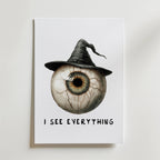 Bozetto I See Everything Poster föreställer en stor ådrig ögonglob i en häxhatt som blandar mörk elegans. "I SEE EVERYTHING" står under, vilket gör denna unika öga poster perfekt för effektfulla väggdekor på en vit bakgrund.