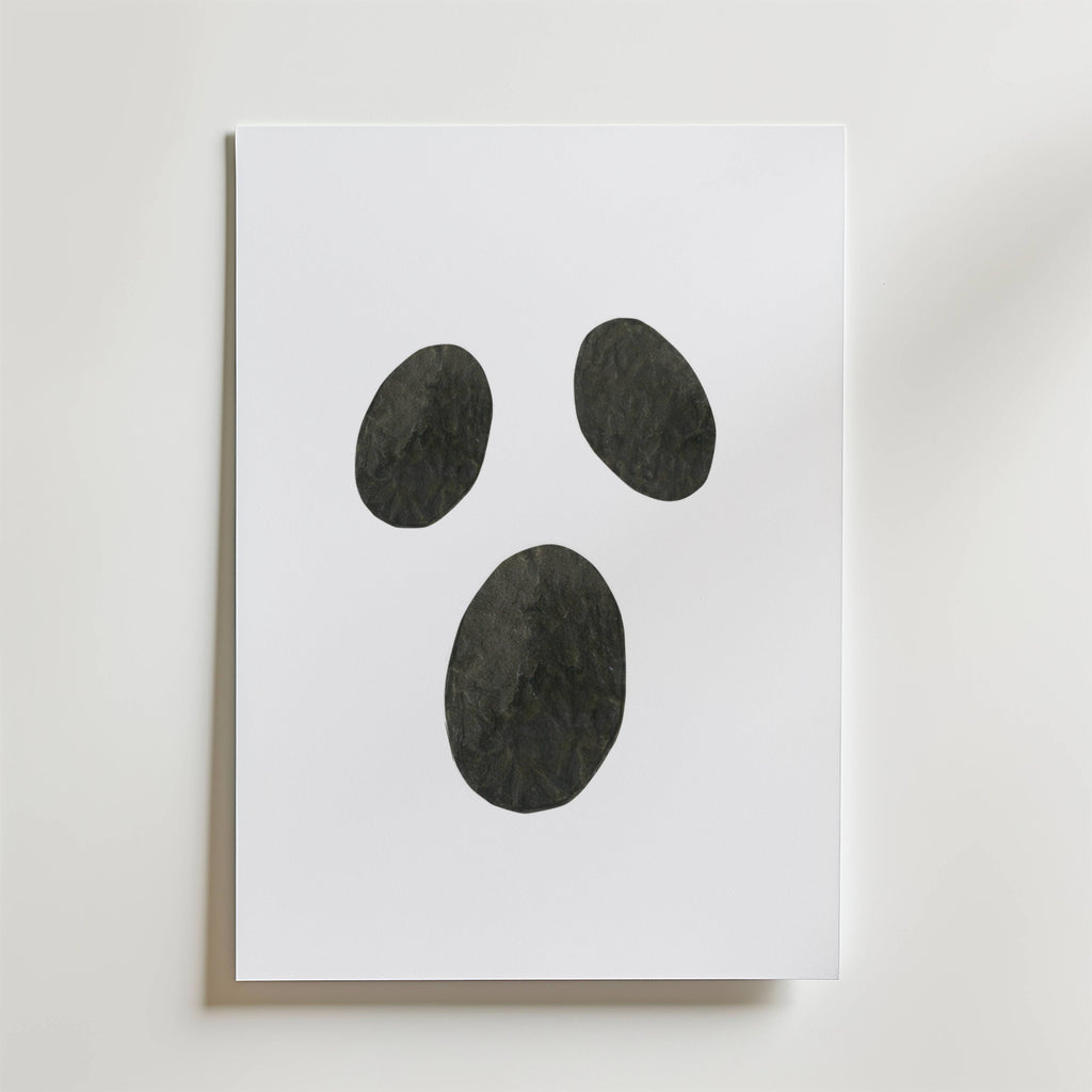 Bozetto Silent Ghost Face Poster har ett vitt ark med tre svarta ovaler som bildar ett enkelt, förvånat ansikte som utstrålar tyst mystik mot en ljus bakgrund.