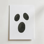 Bozetto Silent Ghost Face Poster har ett vitt ark med tre svarta ovaler som bildar ett enkelt, förvånat ansikte som utstrålar tyst mystik mot en ljus bakgrund.