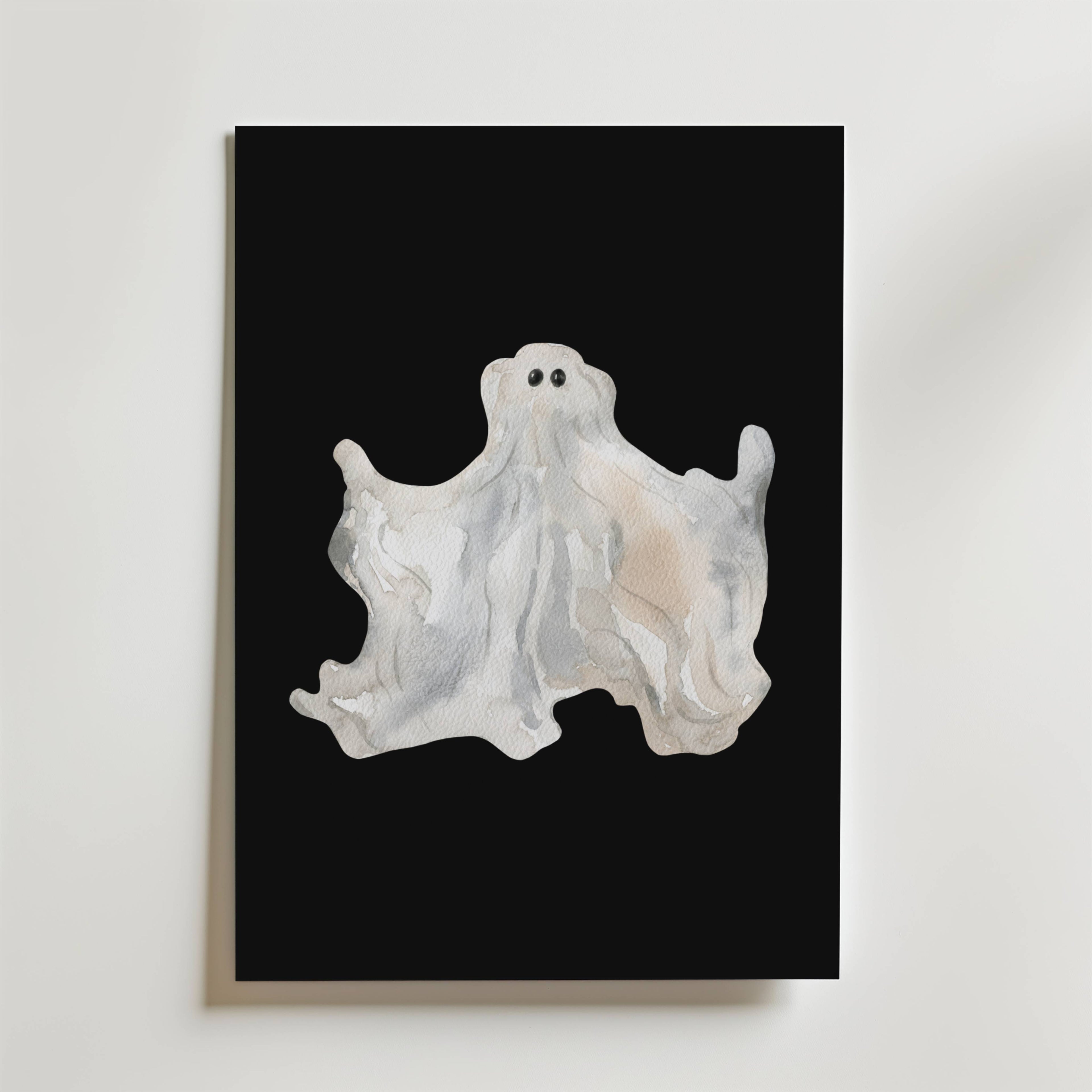 Midnight Spirit Poster by Bozetto föreställer en akvarellmålad spöke med silkesvita slöja och svarta ögon på en svart bakgrund, inramad i vitt och uppsatt på en vit vägg.