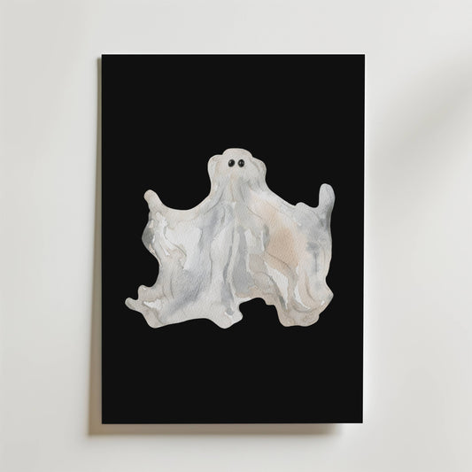 Midnight Spirit Poster by Bozetto föreställer en akvarellmålad spöke med silkesvita slöja och svarta ögon på en svart bakgrund, inramad i vitt och uppsatt på en vit vägg.