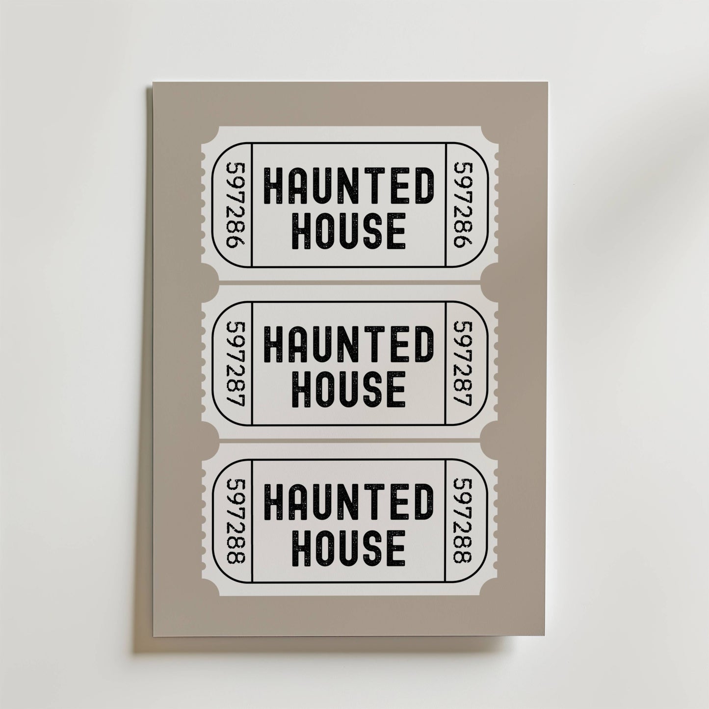 En Bozetto Haunted Ticket Poster med tre staplade Halloween-biljetter märkta "Haunted House" med serienummer 597286, 597287 och 597288, tryckt på ett vitt rektangulärt kort mot en neutral bakgrund.