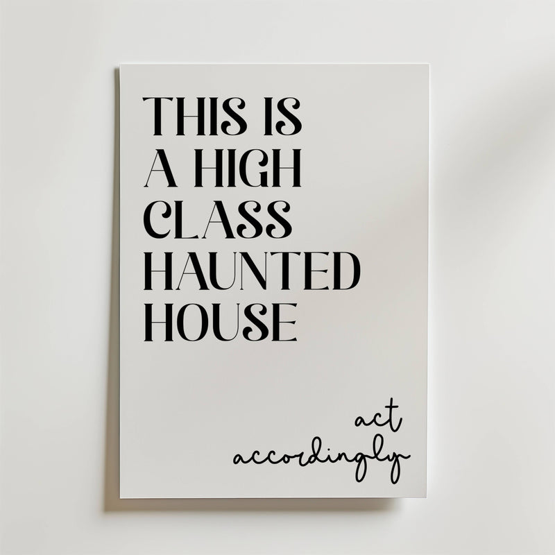 Bozetto Elegant Haunt Poster har en fet svart text som lyder "THIS IS A HIGH CLASS HAUNTED HOUSE" med kursivt "act accordingly" - ett stilfullt motiv för alla sofistikerade spökhus.