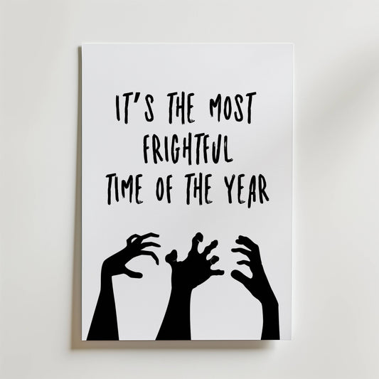 Bozetto Frightful Season Poster är ett snyggt Halloweenprint med "It's the most frightful time of the year" ovanför tre läskiga, utsträckta handsilhuetter.