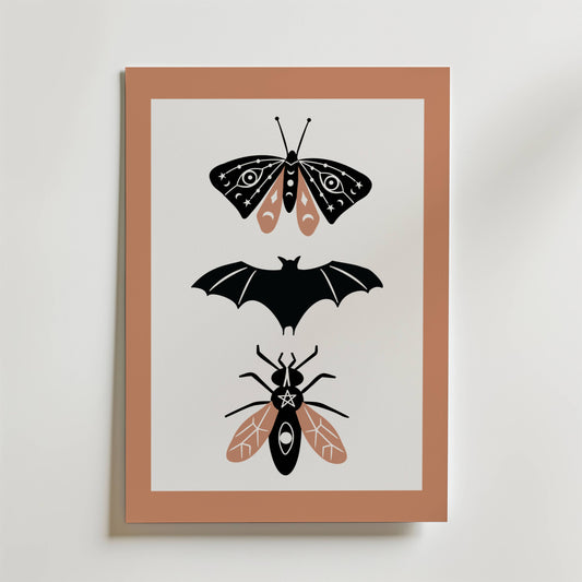Nocturnal Trio Poster by Bozetto har minimalistiska svart-beige illustrationer av nattens väsen - en fladdermus, en fjäril och en skalbagge - på en vit bakgrund med en dovt brun kant.