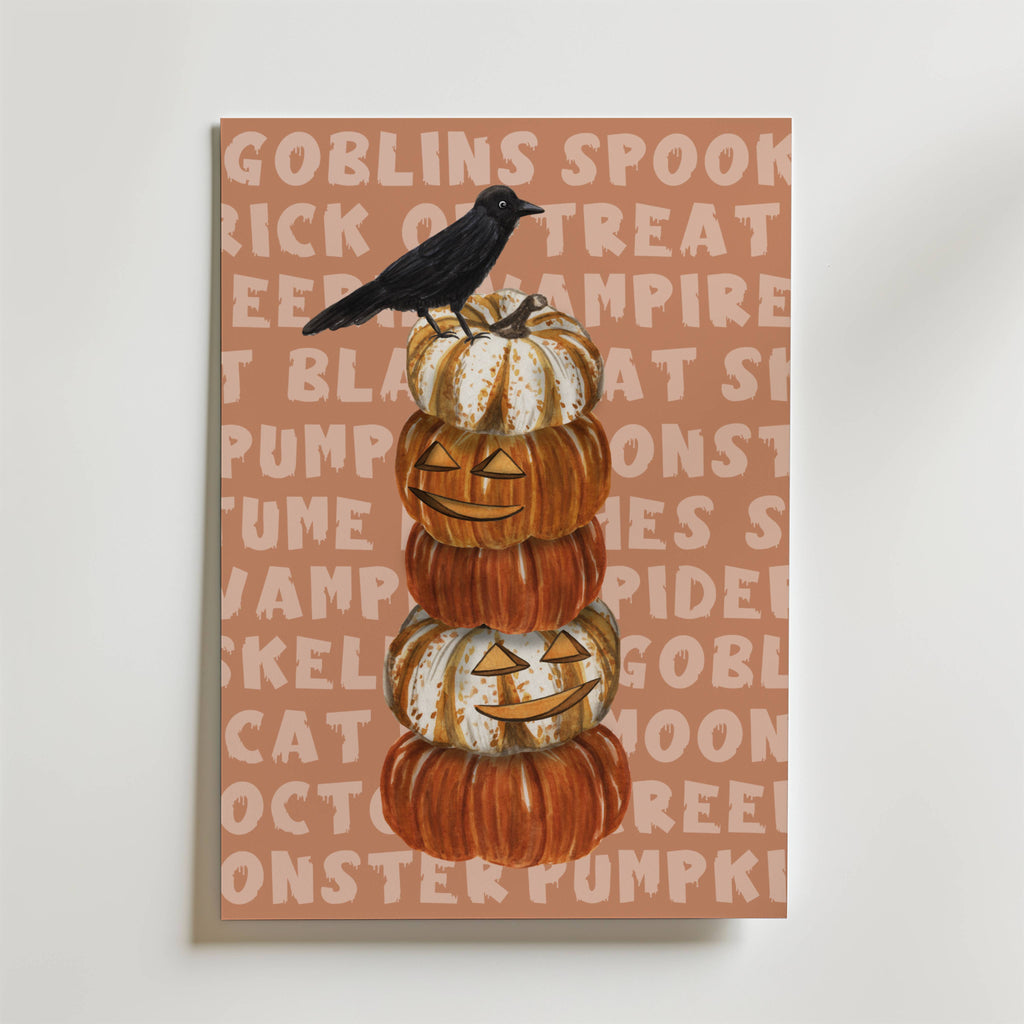 Bozetto Pumpkin Tower Poster föreställer fem snidade pumpor staplade på varandra och toppade med en svart kråka, mot en solbrun bakgrund med blekta Halloweenord - perfekt för höstmyset.