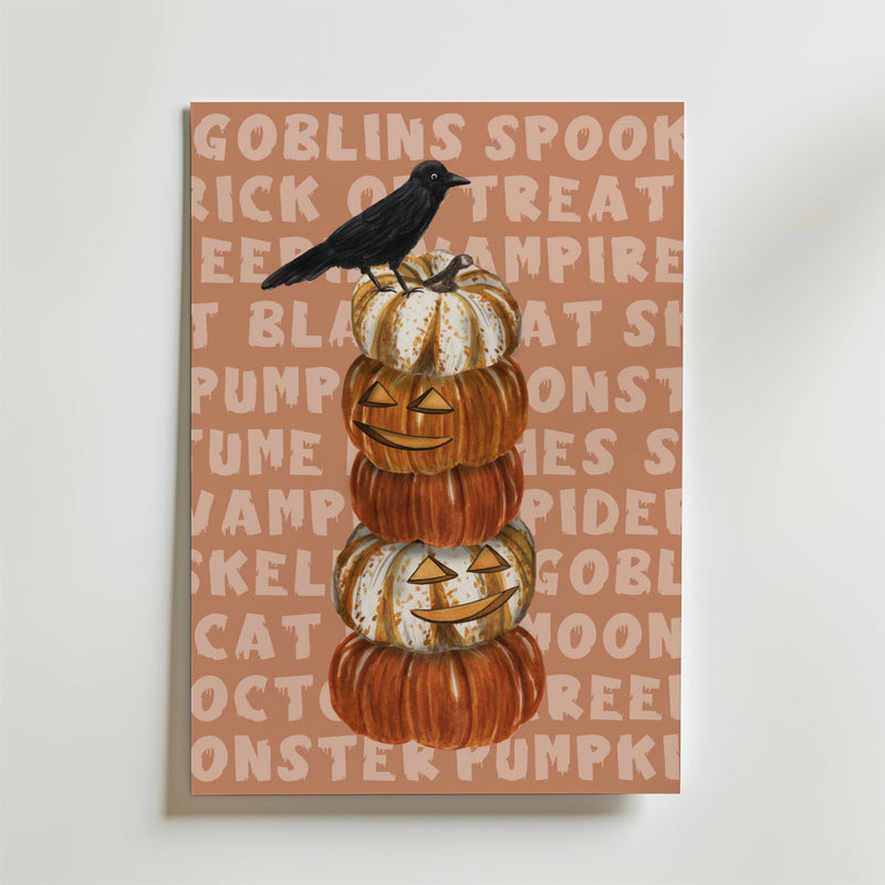 Bozetto Pumpkin Tower Poster föreställer fem snidade pumpor staplade på varandra och toppade med en svart kråka, mot en solbrun bakgrund med blekta Halloweenord - perfekt för höstmyset.