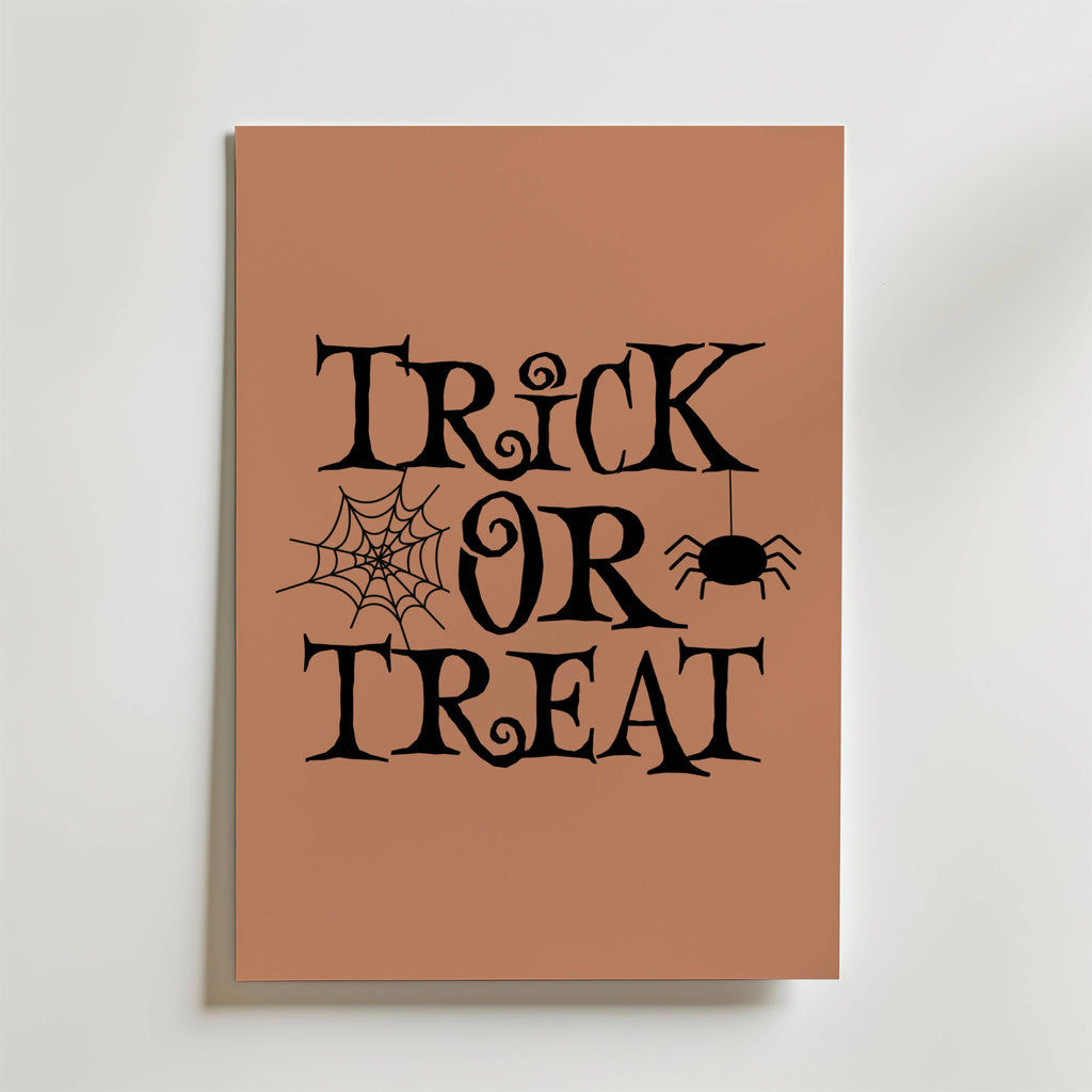 Bozetto Trick Or Treat Poster är en brun Halloween-poster med svart spöktext och ett spindelnät och en hängande spindel för extra Halloween-stämning.