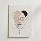 Postern Thinker från Bozetto har en minimalistisk abstrakt linjeteckning av en mans ansikte med neutrala beige och svarta former, en mustasch och ett skuggat öra på vitt - ett elegant konstverk tryckt på premiumpapper.