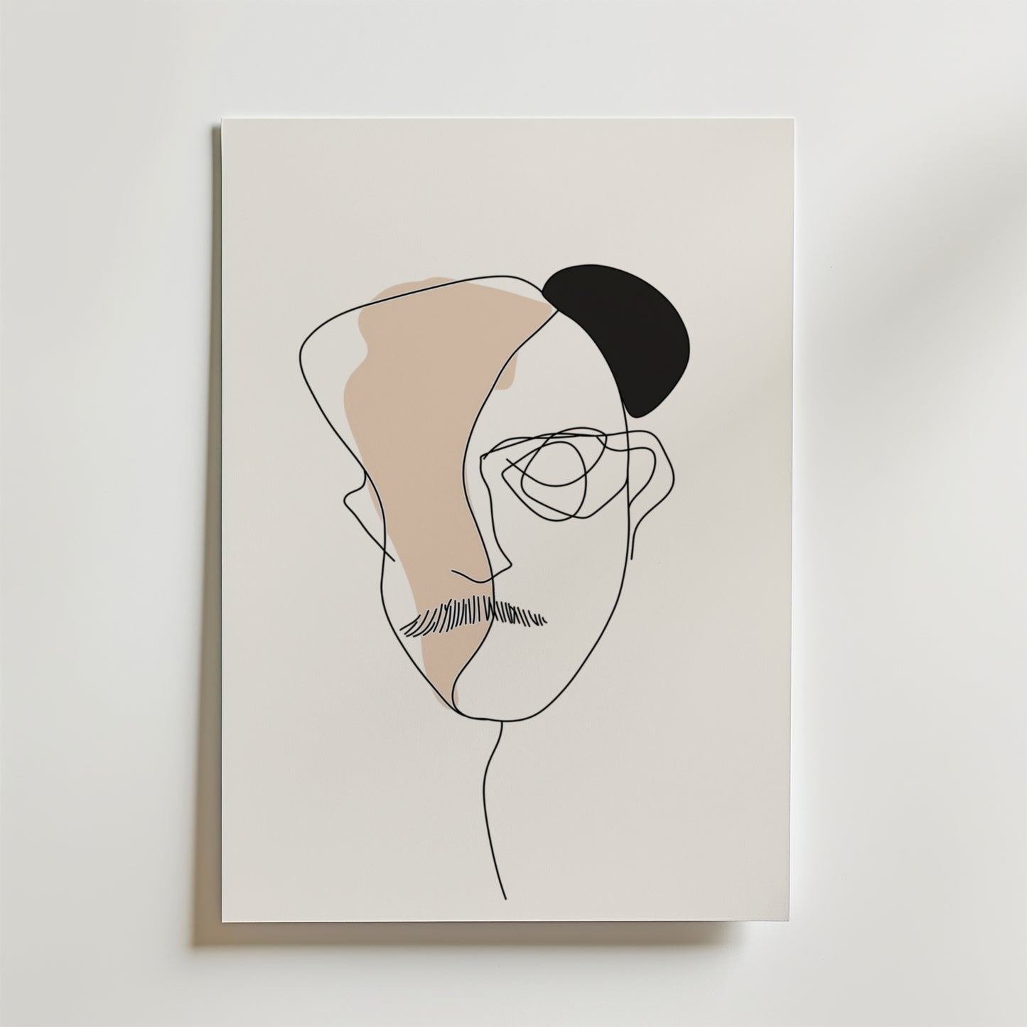 Postern Thinker från Bozetto har en minimalistisk abstrakt linjeteckning av en mans ansikte med neutrala beige och svarta former, en mustasch och ett skuggat öra på vitt - ett elegant konstverk tryckt på premiumpapper.