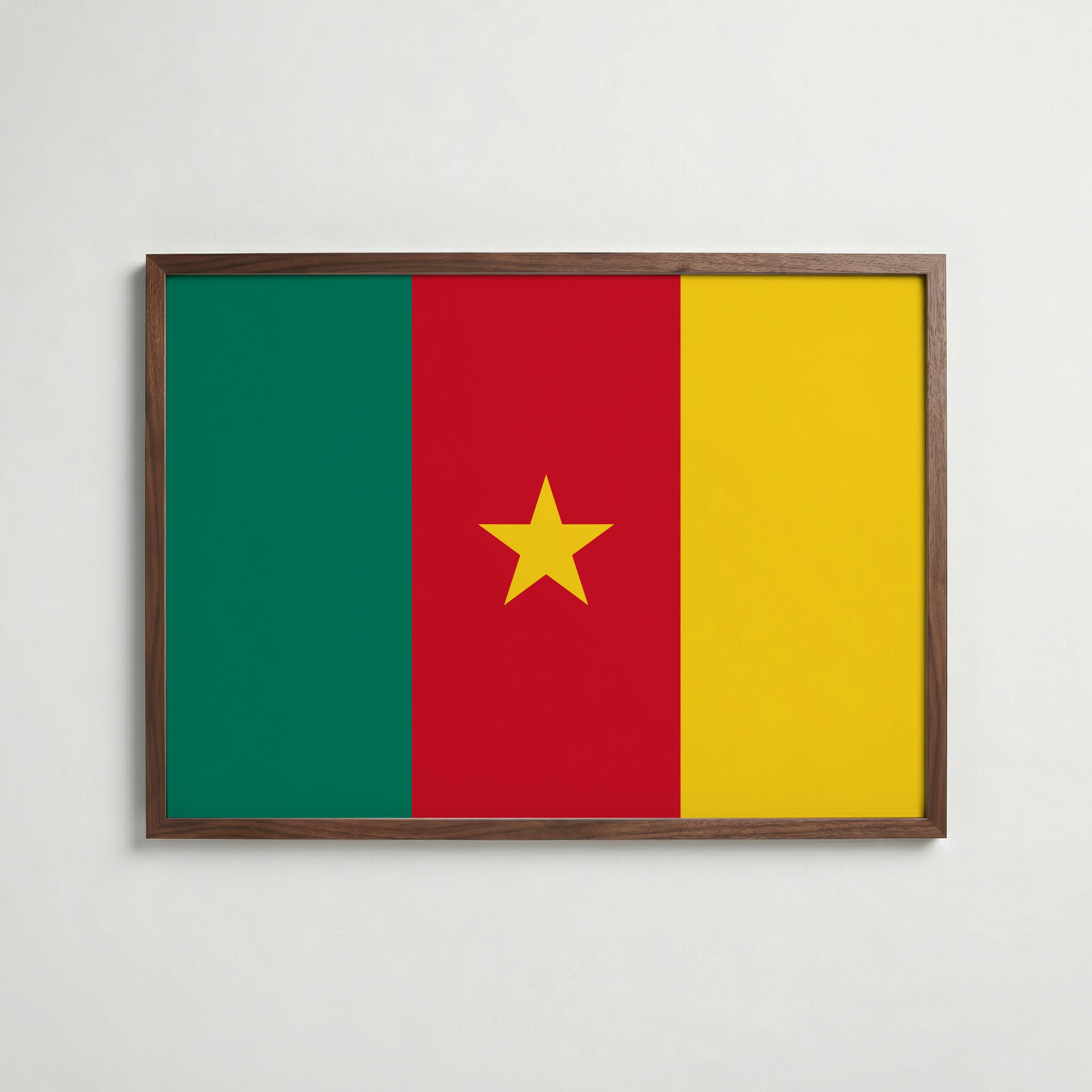 Cameroon National Flag Poster i valnötsram – varm konstaffisch för hemmet från Bozetto