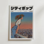 Urban Dawn Poster från Bozetto visar en flicka med hörlurar i anime-stil som tittar ut över en glödande stad i solnedgången, med シティポップ (City Pop) på fet japanska, vilket fångar en vibrerande musikstämning.