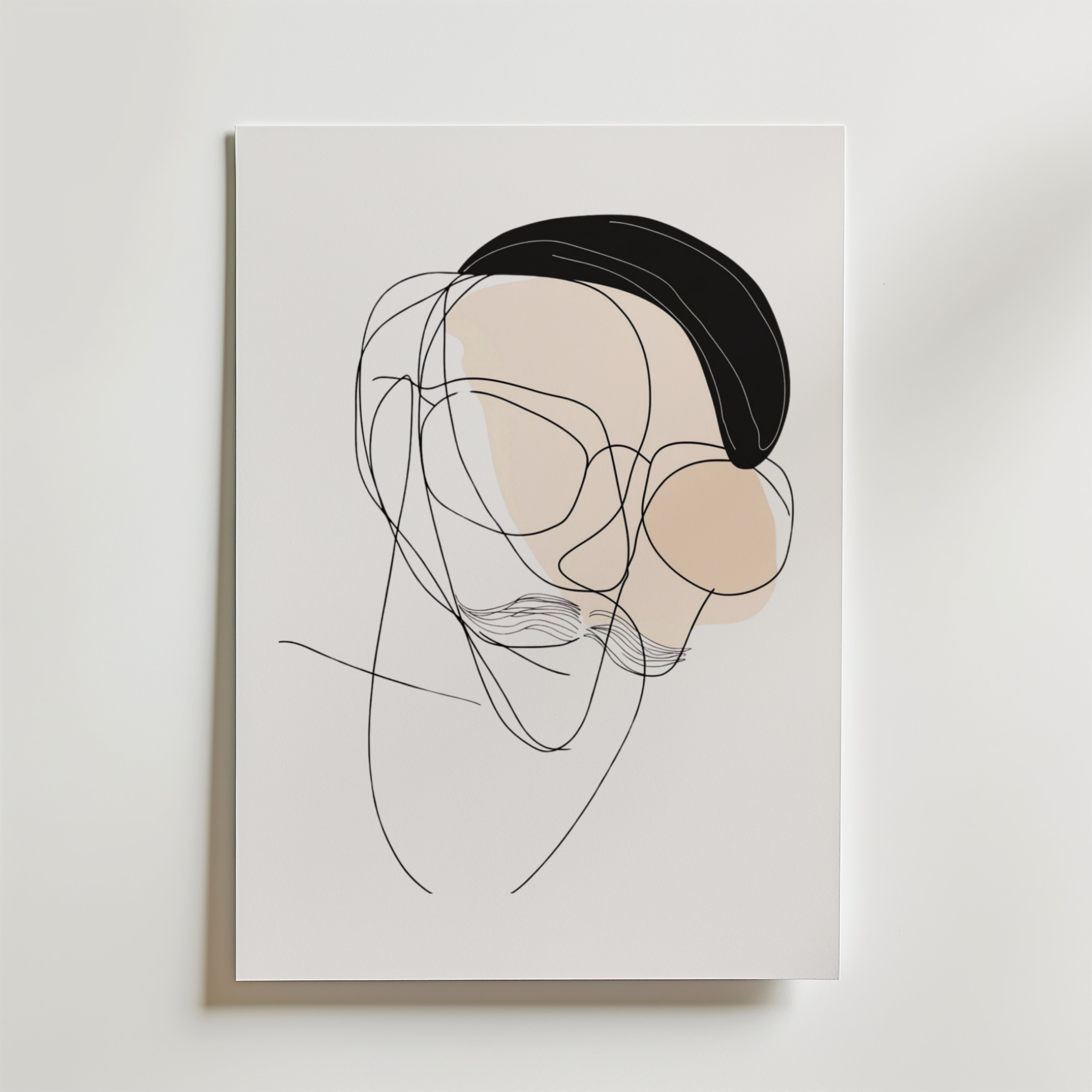 Poster Abstract Bearded Man från Bozetto har en minimalistisk linjeteckning av en skäggig man med glasögon och en mörk hatt, accentuerad av abstrakta beige former. Postern är tryckt på premiumpapper och passar perfekt för moderna interiörer.