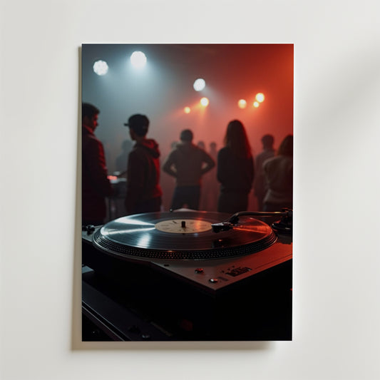 En närbild av en skivspelare som snurrar vinyl med en grupp som minglar under färgglada lampor - perfekt för Bozetto Oldschool Disco Poster, tryckt på premiumpapper.