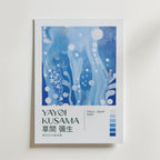 Yayoi Kusama Blue Infinite Flow Poster – Motivet består av mjukt böljande former i olika nyanser av blått och vitt, där prick