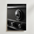 Svartvitt foto av en vintage radio med rund avstämningsratt och två rattar på en slät bakgrund-Bozetto's Old Fashioned Radio Poster är den perfekta retrokonsten, tryckt på premiumpapper.