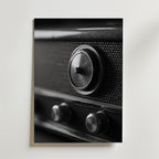 Svartvitt foto av en vintage radio med rund avstämningsratt och två rattar på en slät bakgrund-Bozetto's Old Fashioned Radio Poster är den perfekta retrokonsten, tryckt på premiumpapper.