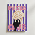 Bozetto Playful Pasta Art Poster har en djärv rosa "Pasta Club" text över en lila och vit randig bakgrund, med en svart gaffel som snurrar pasta i mitten - ett iögonfallande och livligt konstverk för ditt rum.