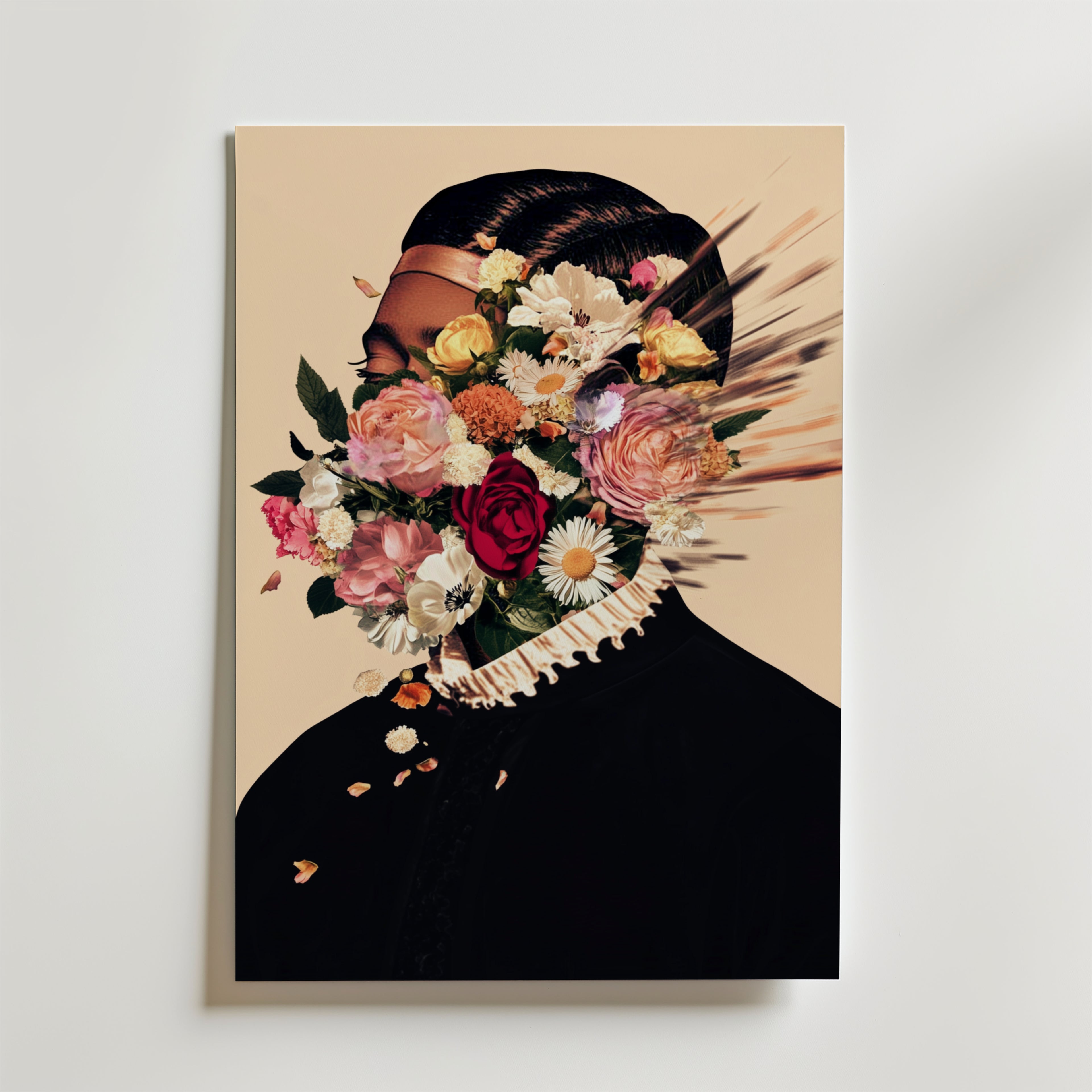 Bozetto Floral Explosion Portrait Poster visar en mörkklädd person vars ansikte ersätts av levande blommor på en ljus bakgrund. Tryckt på premiumpapper med en matt finish för en modern look.