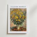 Bozetto Claude Monet Bouquet Of Sunflowers Poster har Monets namn högst upp och en livfull impressionistisk målning av gula solrosor i en vas mot en mjuk, texturerad bakgrund av premiumpapper.