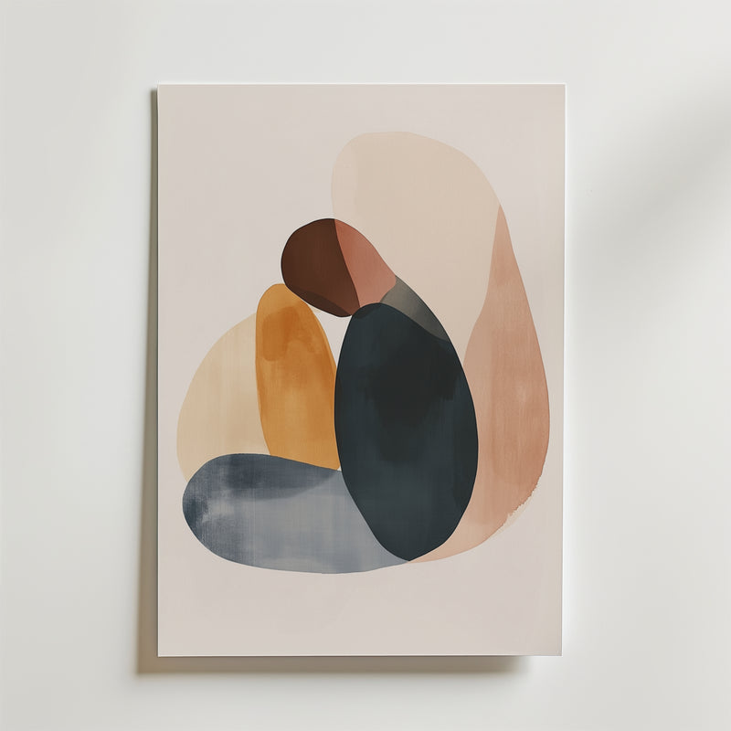 Postern Abstract Embrace från Bozetto visar överlappande organiska former i beige, senapsgult, mörkblått och brunt på vitt matt papper, tillverkad av högkvalitativa material och elegant monterad på en vägg.