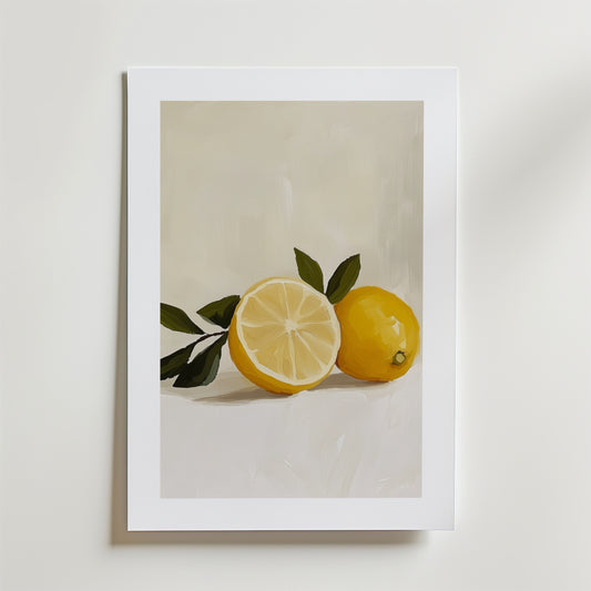 Bozetto Minimal Lemon Poster visar en hel och en halv citron med gröna blad på en ljus bakgrund i en vit ram, vilket ger elegans och modern stil till alla rum.