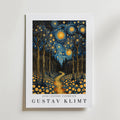 Gustav Klimt Starlit Forest Path affisch på neutral bakgrund – poster från Bozetto
