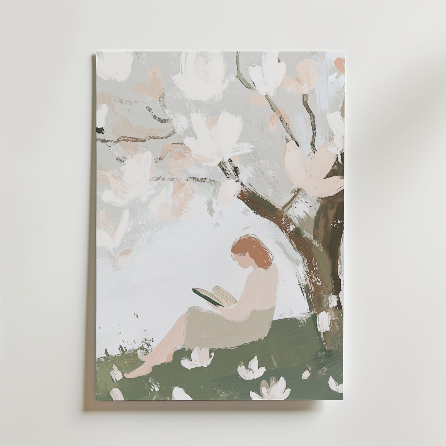 Flower Harmony Poster by Bozetto föreställer en kvinna som läser under ett blommande träd, omgiven av blommor, blad och gräs. Mjuka pastellfärger på premiumpapper framkallar en lugn och fridfull atmosfär.