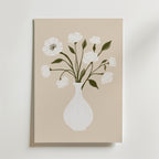 Bozetto Minimalist Floral White Vase Poster föreställer vita blommor med gröna blad i en vit vas på en beige bakgrund, tryckt på FSC-certifierat premiumpapper för en högkvalitativ finish.