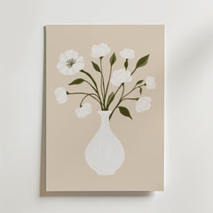Bozetto Minimalist Floral White Vase Poster föreställer vita blommor med gröna blad i en vit vas på en beige bakgrund, tryckt på FSC-certifierat premiumpapper för en högkvalitativ finish.