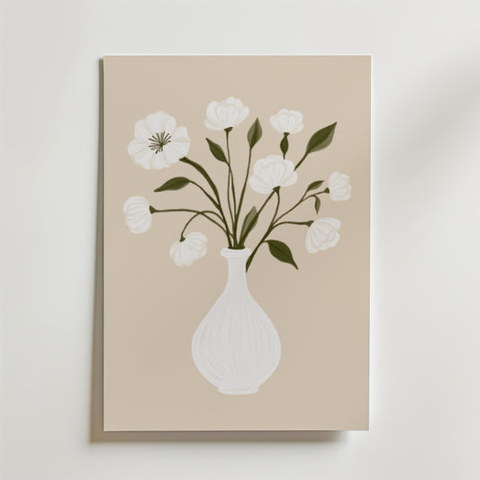 Bozetto Minimalist Floral White Vase Poster föreställer vita blommor med gröna blad i en vit vas på en beige bakgrund, tryckt på FSC-certifierat premiumpapper för en högkvalitativ finish.
