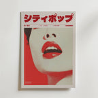 En nostalgisk konst Last Broadcast Poster by Bozetto har japansk text och en stiliserad, rödtonad närbild av ett kvinnoansikte med åtskilda läppar. Den feta röda titeln och "1999" i hörnet för tankarna till en vintage City Pop-tidning.