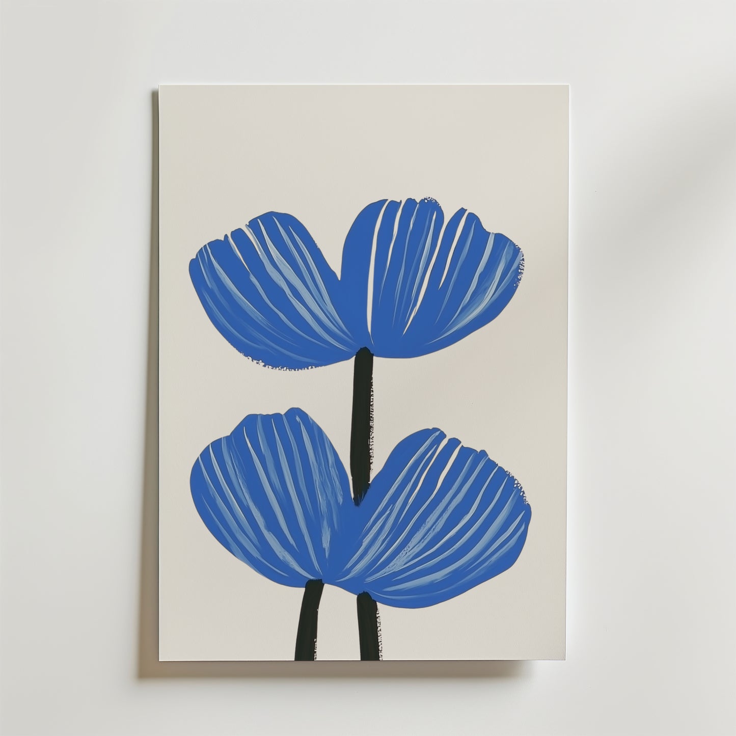 Bozetto Blue Floral Botanical Home Poster föreställer två abstrakta blå blommor med svarta stjälkar på en ljus bakgrund, tryckt på premiumpapper för en minimalistisk look.