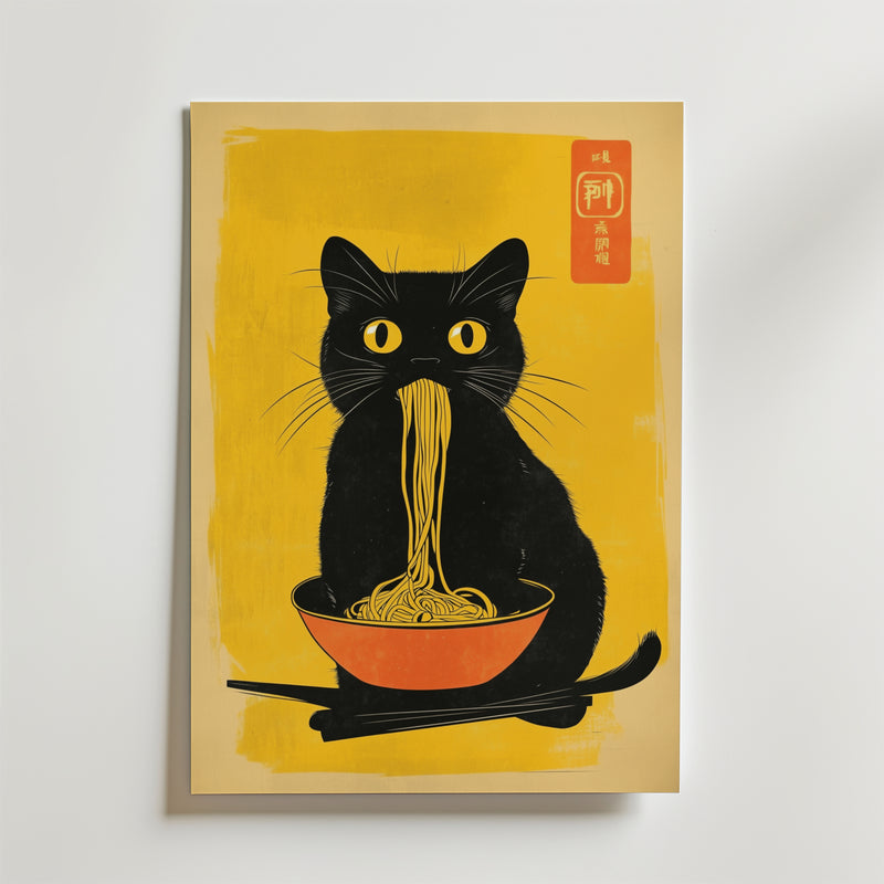Bozetto "Black Cat Eats Noodle Poster" visar en svart katt med gula ögon som äter nudlar från en röd skål på en livlig gul bakgrund, med asiatisk text och svarta ätpinnar - perfekt som katt tavla eller unik kök inredning.