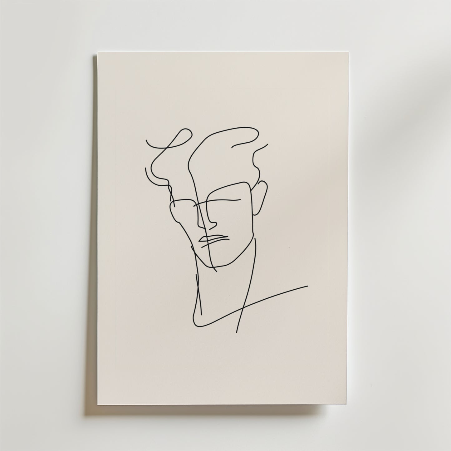 Bozettos Modern Line Art Man Poster har en minimalistisk linjeteckning av en mans ansikte och nacke, med abstrakta svarta linjer, vågigt hår och en ljus bakgrund, tryckt på FSC-certifierat premiumpapper.