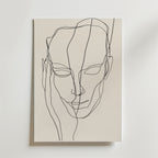 Mind Reflection Poster från Bozetto har en minimalistisk linjeteckning av ett mänskligt ansikte och en hand på premiumpapper med enkla svarta linjer. Detta eleganta konstverk visas monterat på en ljus vägg.