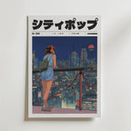 Tokyo Afterlight Poster av Bozetto visar en tjej i shorts och hörlurar som tittar på en neonupplyst futuristisk stad på natten. Den japanska titeln, de lysande skyskraporna och de livfulla färgerna skapar en energisk sci-fi-stämning.