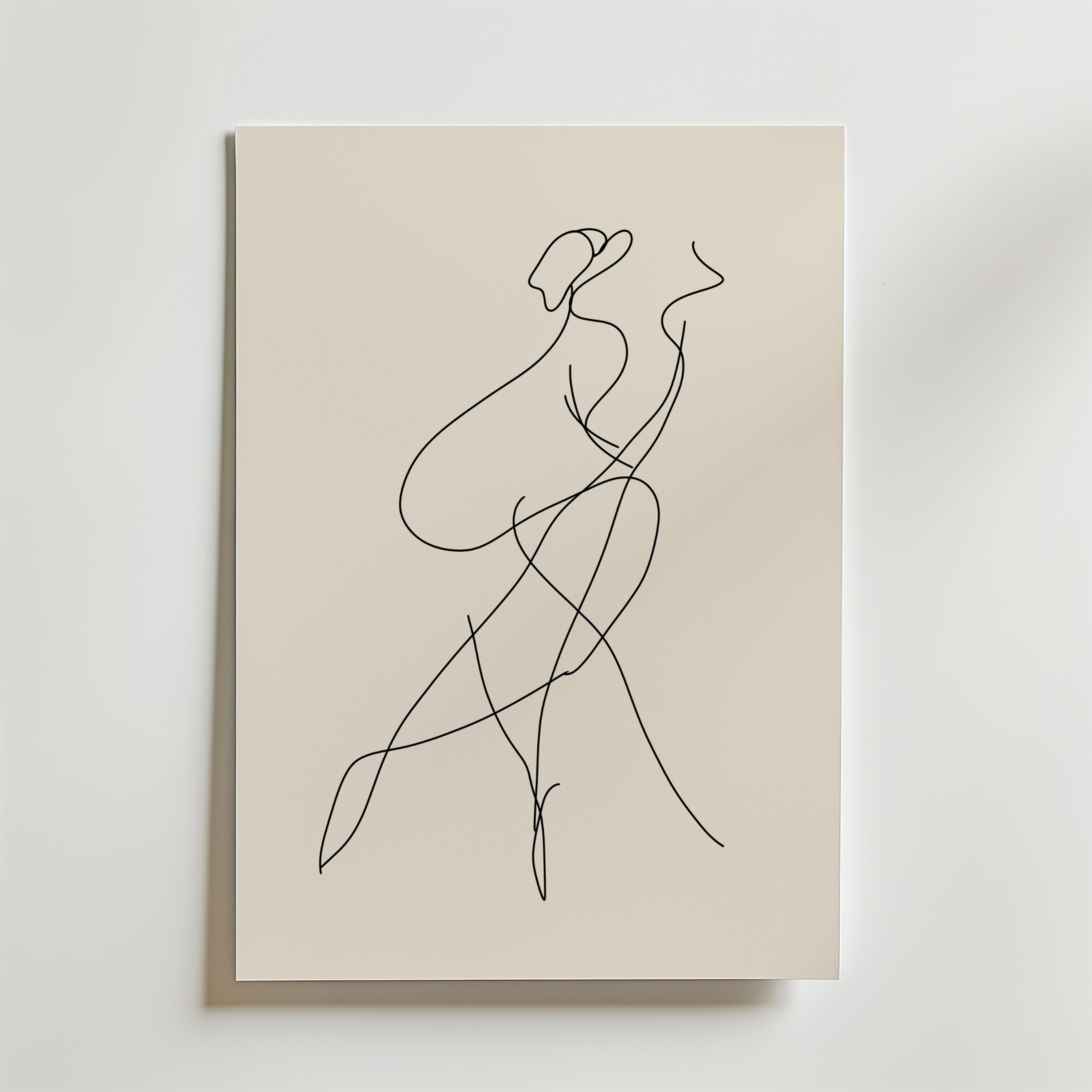 Bozetto Elegant Line Art Woman Poster visar två abstrakta, sammanflätade figurer i en modern, minimalistisk stil, tryckt på premiumpapper med kontinuerliga svarta linjer för en sofistikerad touch.