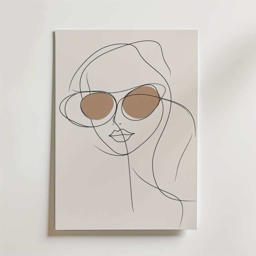 Minimalistisk linjeteckning av en kvinna med runda solglasögon, accentuerad med brun linsskuggning på en ljus bakgrund. Stylish Sunglasses Line Woman Poster från Bozetto är en perfekt modern inredningsdetalj för alla rum.