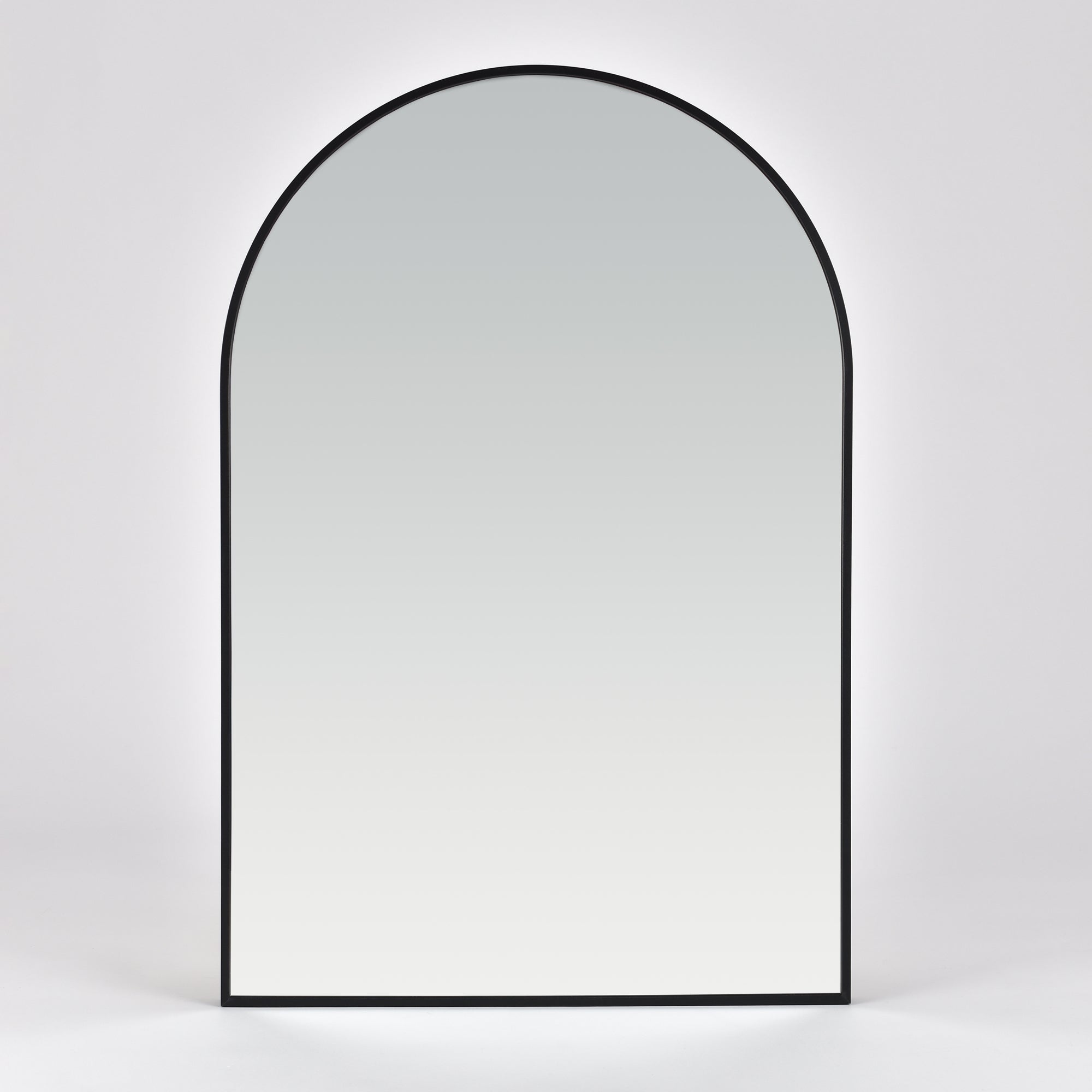 Bozetto Spegel Bauge Svart Deluxe 50x75 cm är en stor, modern bågformad spegel med en smal svart ram, som visas mot en vit bakgrund. Den moderna designen är enkel och fri från synliga detaljer eller dekorationer.