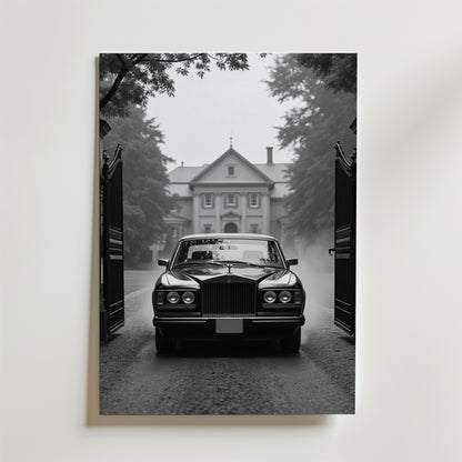 En klassisk svart Vintage Rolls Royce glider genom järngrindar mot en stor herrgård en dimmig dag, omgiven av träd - en idealisk scen på Bozetto Vintage Rolls Royce Poster, tryckt på premiumpapper med matt yta.