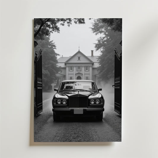 En klassisk svart Vintage Rolls Royce glider genom järngrindar mot en stor herrgård en dimmig dag, omgiven av träd - en idealisk scen på Bozetto Vintage Rolls Royce Poster, tryckt på premiumpapper med matt yta.