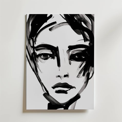Silent Gaze Poster från Bozetto har ett minimalistiskt svartvitt porträtt av ett kvinnoansikte i djärva penseldrag med uttrycksfulla abstrakta detaljer - perfekt som modern väggkonst för alla rum.