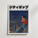 Silent Frequency Poster av Bozetto visar en kvinna med hörlurar och en röd ryggsäck på en balkong med utsikt över Tokyos futuristiska nattsilhuett, med den japanska titeln "シティポップ" (City Pop) högst upp.