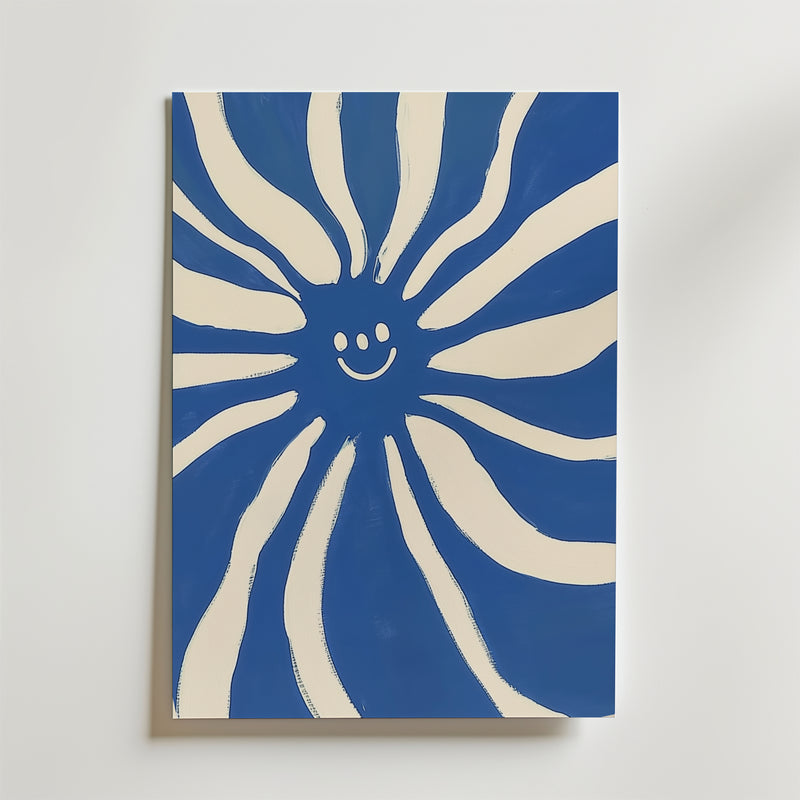 Bozetto Abstract blue and white sun Poster föreställer en leende sol med vågiga strålar, tryckt på premiumpapper för en högkvalitativ finish, och visas mot en vit vägg.