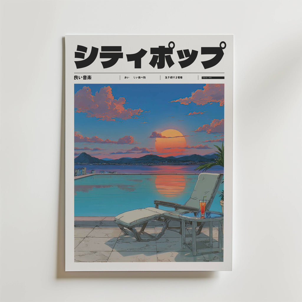 The Last Light of Summer Poster by Bozetto har japansk text och en illustration av en livfull solnedgång över en pool med solstolar, en drink, avlägsna berg och en färgstark sommarhimmel.