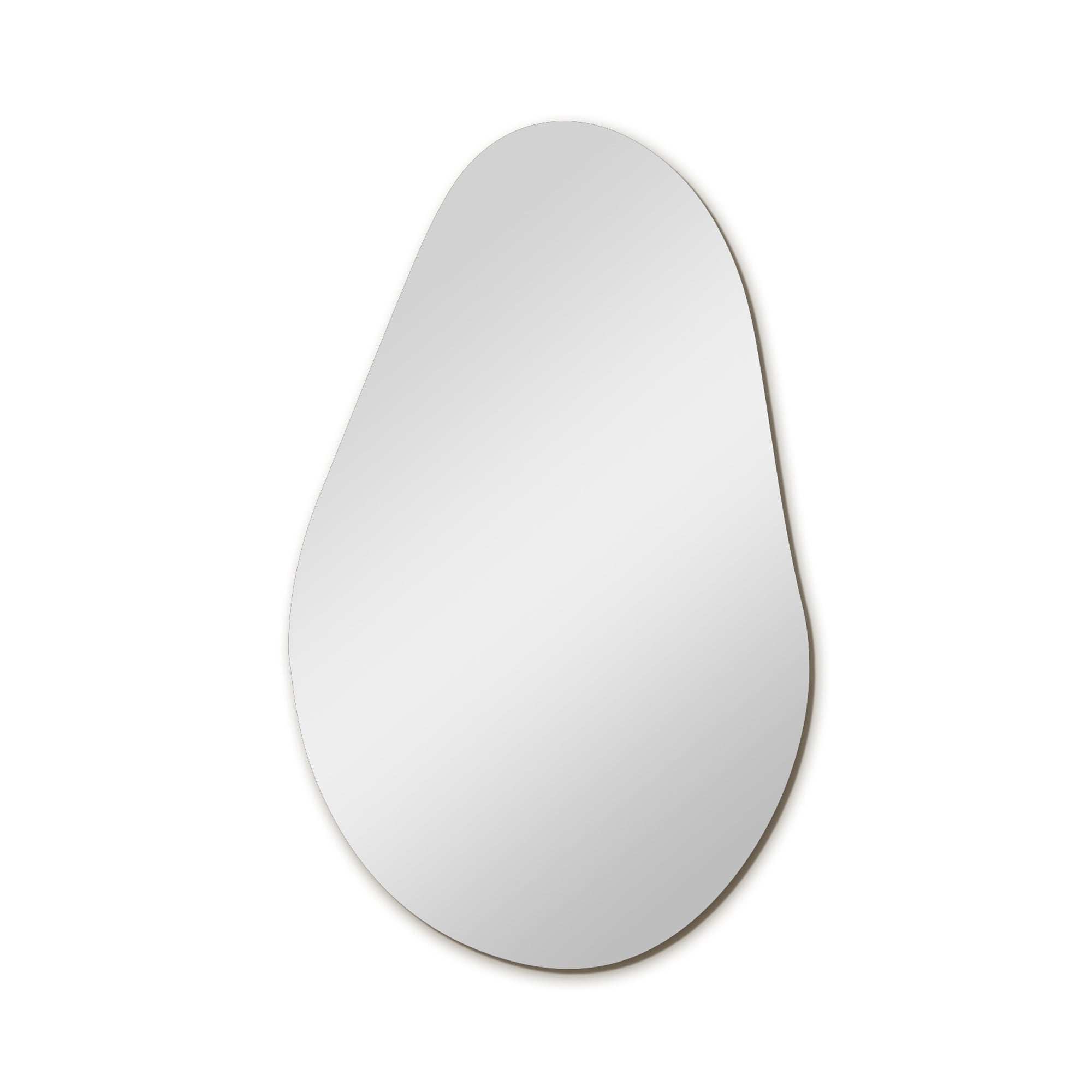 Bozetto Spegel Cloud 40x65 cm är en ramlös väggspegel med släta, oregelbundna kanter, formad som en asymmetrisk oval eller en abstrakt sten, mot en vit bakgrund.