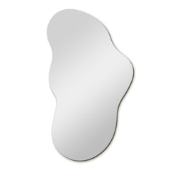 Bozetto Spegel Dimma 40x80 cm har släta, vågiga kanter och en oregelbunden form. Den ramlösa tavlan har en modern design, reflekterar en neutral vit bakgrund och ger en elegant touch till alla utrymmen.