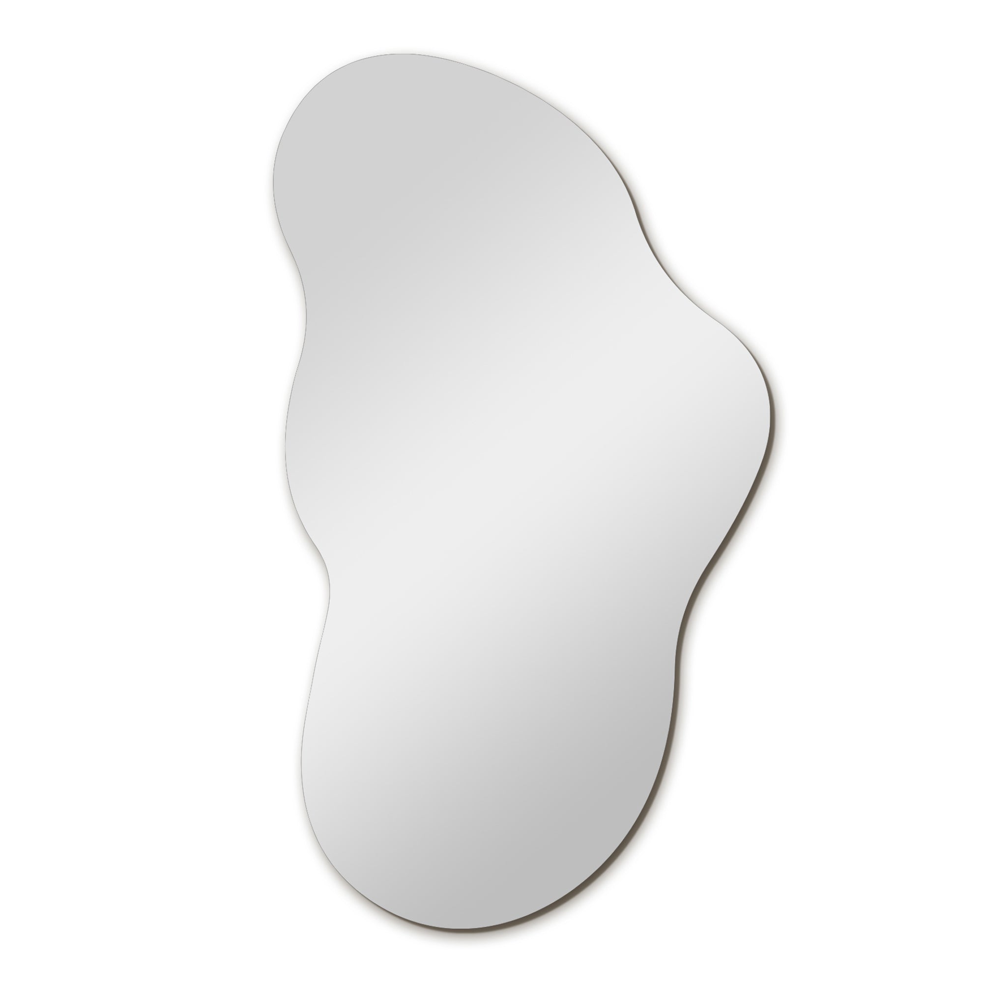 Bozetto Spegel Dimma 40x80 cm har släta, vågiga kanter och en oregelbunden form. Den ramlösa tavlan har en modern design, reflekterar en neutral vit bakgrund och ger en elegant touch till alla utrymmen.